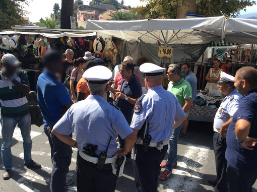 Ventimiglia: 'Noi non ci arrendiamo', venerdì al mercato manifesti dei commercianti per chiedere legalità