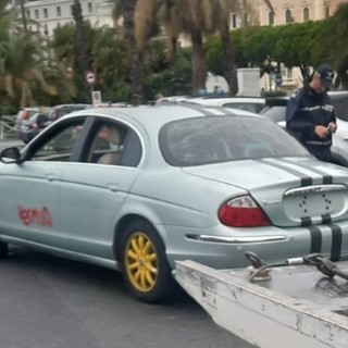 Sanremo, Polizia Locale rimuove un'auto abbandonata con targa inglese sul lungomare Calvino (Foto) Sanremo, Polizia Locale rimuove un'auto abbandonata con targa inglese sul lungomare Calvino (Foto)