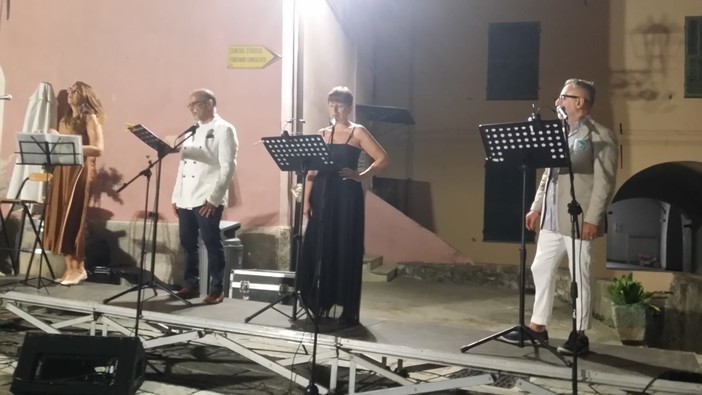 Gli attori del Teatro dell’Albero presentano ‘A Sud, dove comincia il sogno’ a Badalucco Gli attori del Teatro dell’Albero presentano ‘A Sud, dove comincia il sogno’ a Badalucco