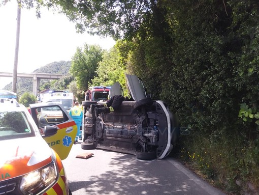 Camporosso: auto si ribalta in corso Repubblica, mobilitazione di soccorsi