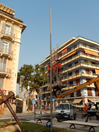Sanremo: per i 150 anni del Corpo delle Capitanerie di Porto un’asta portabandiera con il tricolore della Marina Sanremo: per i 150 anni del Corpo delle Capitanerie di Porto un’asta portabandiera con il tricolore della Marina