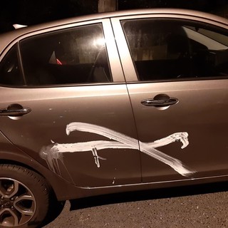 Imperia: parcheggia l'auto sopra l'ospedale e gliela verniciano, il racconto di un lettore (foto)