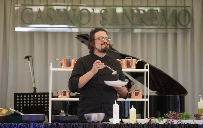 "Chef in scena": Alessandro Borghese conquista il Roof Garden del Casinò di Sanremo "Chef in scena": Alessandro Borghese conquista il Roof Garden del Casinò di Sanremo