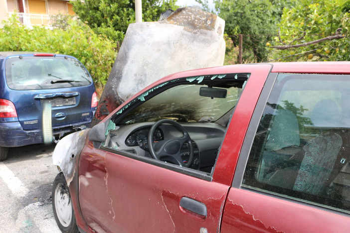 Vallecrosia: auto distrutta da un incendio in via Angeli Custodi, si indaga sulle cause del rogo