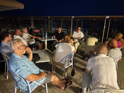 Arma di Taggia, incontro tra Confesercenti, Fiba e balneari, Oneglio: "Al via coi bandi, ma sono diversi da comune a comune" (Foto e video) Arma di Taggia, incontro tra Confesercenti, Fiba e balneari, Oneglio: "Al via coi bandi, ma sono diversi da comune a comune" (Foto e video)