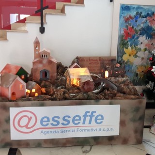 Ventimiglia: gli studenti della @esseffe hanno realizzato un presepe nell'atrio del Comune Ventimiglia: gli studenti della @esseffe hanno realizzato un presepe nell'atrio del Comune