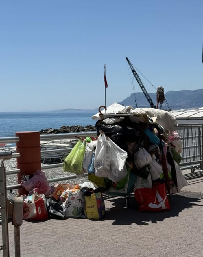 Ventimiglia, accumula spazzatura sui carrelli. Di Muro: "Daspo temporaneamente sospeso"