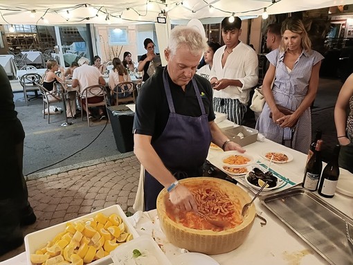 Sanremo, oggi la serata finale di 'A tavola sul porto vecchio" con cibo e musica dal vivo (foto) Sanremo, oggi la serata finale di 'A tavola sul porto vecchio" con cibo e musica dal vivo (foto)