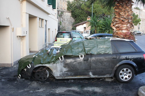Sanremo: una Audi A4 a fuoco stanotte in corso Nazario Sauro, nella zona del porto vecchio