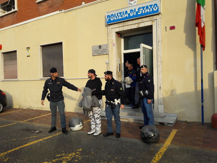 Ventimiglia: Esercito e Polizia di Frontiera arrestano 28enne ricercato dall'Interpol per omicidio e lesioni Ventimiglia: Esercito e Polizia di Frontiera arrestano 28enne ricercato dall'Interpol per omicidio e lesioni