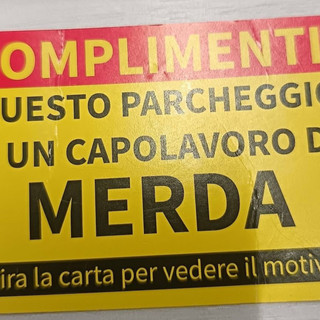 “Questo parcheggio è un capolavoro di m…”: i biglietti anonimi contro gli automobilisti arrivano anche in Riviera (Foto)