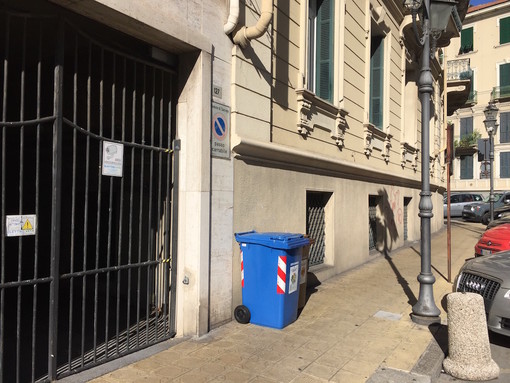 Sanremo: bidoni della spazzatura in cerca di padrone, da giorni stazionano sul marciapiede e vengono usati da tutti