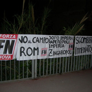 Imperia: blitz di Forza Nuova all'accampamento rom presso il ponte del torrente Impero. Le foto