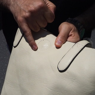 Ventimiglia: la Polizia Locale sequestra circa 50 borse contraffatte, Marenco “Siamo impegnati su più fronti, tra cui contrastare i venditori abusivi”