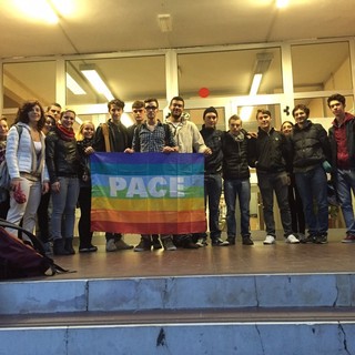 Imperia: studenti dello Scientifico espongono una bandiera della pace in ricordo delle vittime di Ankara
