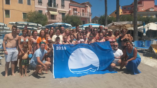 Anche quest'anno San Lorenzo al Mare si tinge di blu con la Bandiera dalla FEE Anche quest'anno San Lorenzo al Mare si tinge di blu con la Bandiera dalla FEE