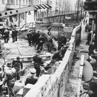 Discussione sui comunisti e sui fascisti, la rabbia e il dolore nei ricordi di un cittadino tedesco