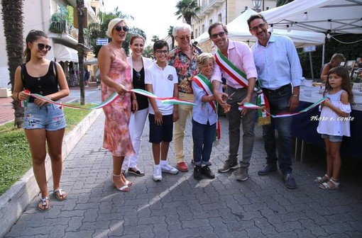 Bordighera Book Festival: bagno di folla per il reading di Maurizio De Giovanni, cresce l'attesa per Fabio Canino Bordighera Book Festival: bagno di folla per il reading di Maurizio De Giovanni, cresce l'attesa per Fabio Canino