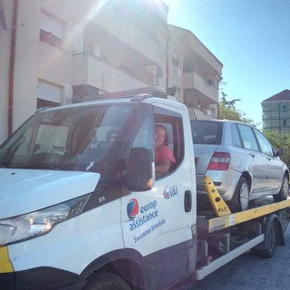 Imperia, blitz alle 'Case parcheggio' di via Airenti: rimosse carcasse di auto e ripulito il piazzale