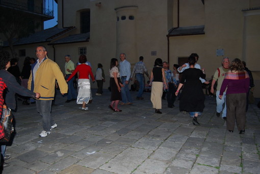 Cipressa: questa sera in piazza Mazzini spettacolo di balli Occitani