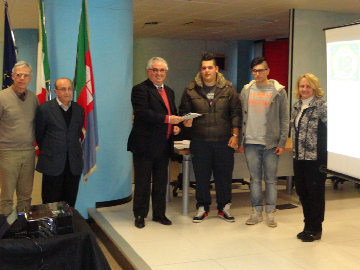Nella foto il Sindaco di Vallecrosia Ing. Ferdinando Giordano, il Vice Sindaco dott. Maurizio Vichi, il Presidente del Consiglio Prof. Giovanni Bovalina e l’Assessore delegata alle Politiche Giovanili Monica Barra con due giovani partecipanti. Nella foto il Sindaco di Vallecrosia Ing. Ferdinando Giordano, il Vice Sindaco dott. Maurizio Vichi, il Presidente del Consiglio Prof. Giovanni Bovalina e l’Assessore delegata alle Politiche Giovanili Monica Barra con due giovani partecipanti.
