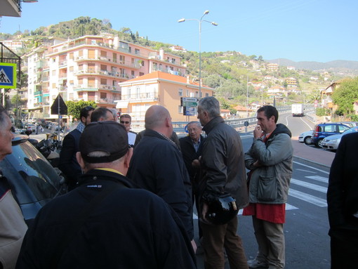 Sanremo: una rotatoria contro la sosta selvaggia al Borgo. Incontro stamani in piazza tra amministrazione e residenti
