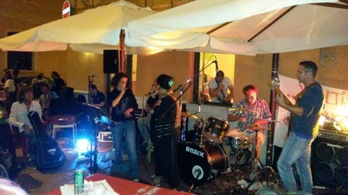 Movida a Imperia: ancora decibel troppo alti al Bar 11. Nuova sanzione per la titolare Monica Tondelli