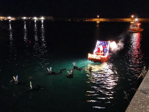 Imperia: grande successo anche quest'anno per il tradizionale appuntamento con il Babbo Natale Sub (foto) Imperia: grande successo anche quest'anno per il tradizionale appuntamento con il Babbo Natale Sub (foto)