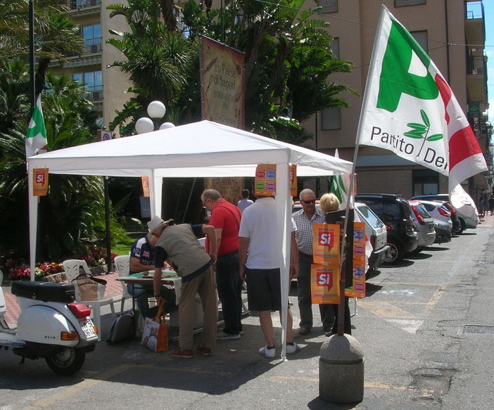 Bordighera: raccolta firme a sostegno del Referendum Costituzionale, in ringraziamenti del PD alla cittadinanza Bordighera: raccolta firme a sostegno del Referendum Costituzionale, in ringraziamenti del PD alla cittadinanza