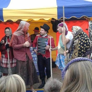 San Bartolomeo al Mare: un gruppetto di befane protagoniste della festa di questa mattina