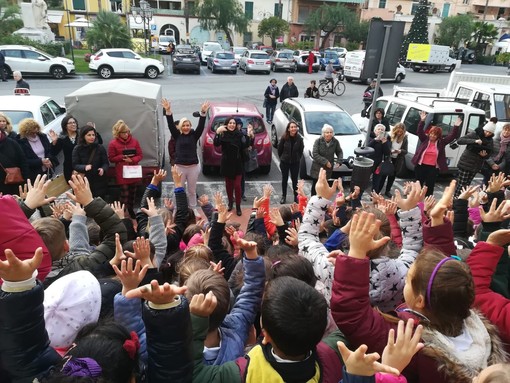 Bordighera: al Mercato Coperto si respira aria natalizia, grande successo per l'inaugurazione dell'albero con i bambini delle scuole (Foto e video) Bordighera: al Mercato Coperto si respira aria natalizia, grande successo per l'inaugurazione dell'albero con i bambini delle scuole (Foto e video)