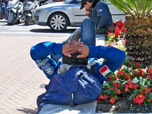 Ventimiglia: emergenza immigrati, le aiuole della stazione sono diventate... il bivacco dei tunisini Ventimiglia: emergenza immigrati, le aiuole della stazione sono diventate... il bivacco dei tunisini