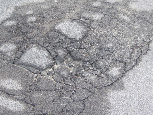 Sanremo: buchi nelle strade, lettrice chiede un intervento in frazione Verezzo Sanremo: buchi nelle strade, lettrice chiede un intervento in frazione Verezzo