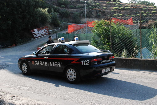 Una pattuglia dei Carabinieri durante il blitz del 26 maggio 2011 nella villa dei fratelli Pellegrino Una pattuglia dei Carabinieri durante il blitz del 26 maggio 2011 nella villa dei fratelli Pellegrino