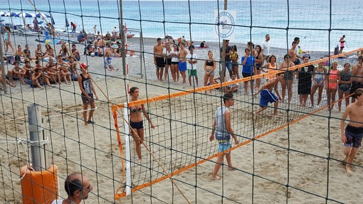 Bordighera: hanno vinto ‘I Maluvi’ il torneo di beach volley 4x4 del 23 luglio al campo comunale (Foto) Bordighera: hanno vinto ‘I Maluvi’ il torneo di beach volley 4x4 del 23 luglio al campo comunale (Foto)