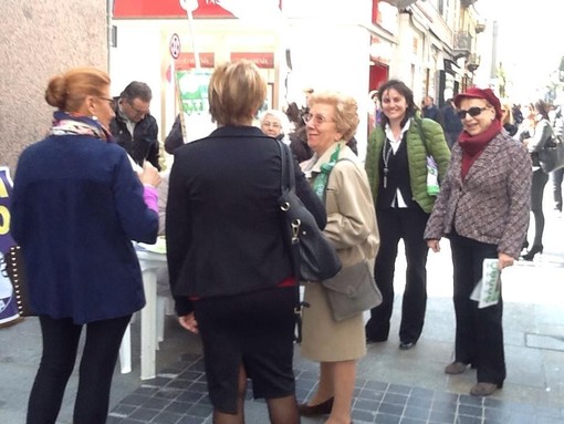 Anche a Sanremo La Lega prosegue nelle iniziative a contatto con la gente: "La miglior risposta a chi vuole usare la violenza contro le idee!" Anche a Sanremo La Lega prosegue nelle iniziative a contatto con la gente: "La miglior risposta a chi vuole usare la violenza contro le idee!"
