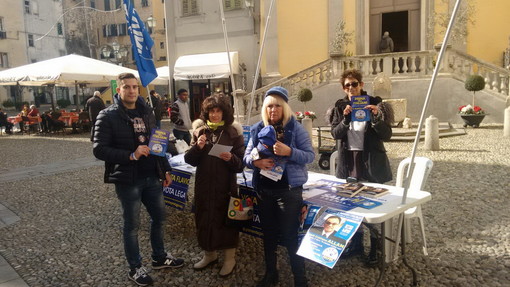 Elezioni: buon dialogo con i cittadini al banchetto in piazza San Siro della sezione matuziana della Lega Elezioni: buon dialogo con i cittadini al banchetto in piazza San Siro della sezione matuziana della Lega