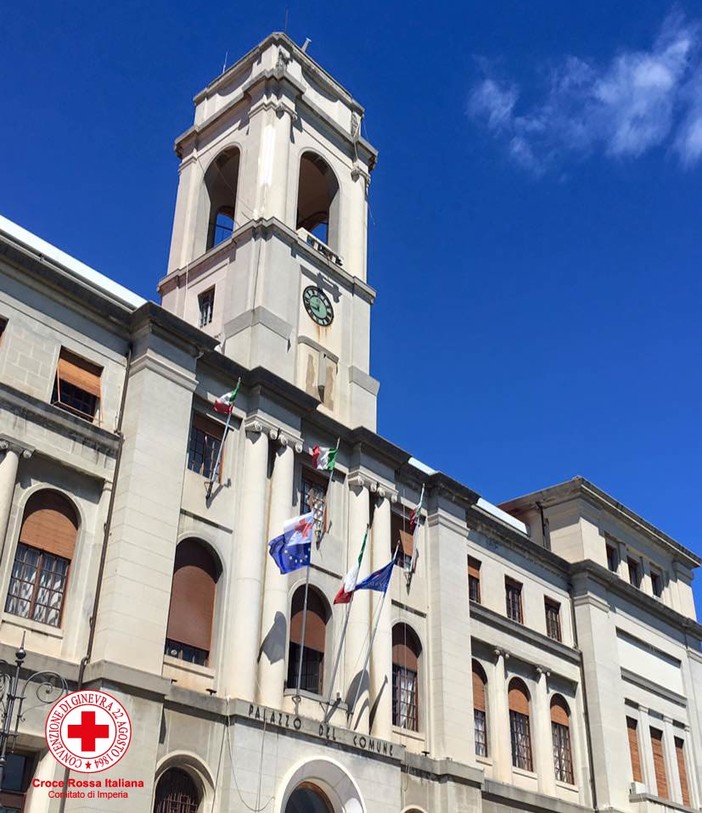 Imperia: una bandiera della Croce Rossa esposta sulla facciata del municipio