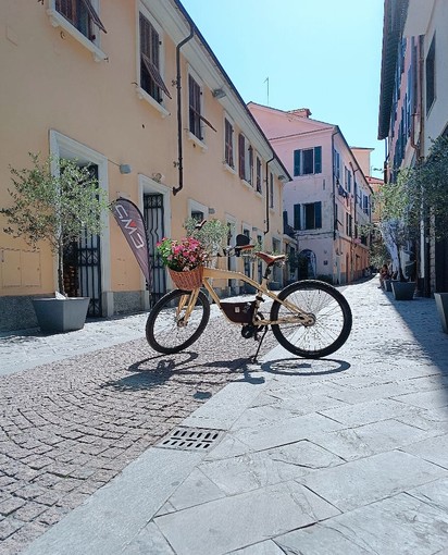 Imperia: fiori, biciclette, monopattini e pattini per l'inaugurazione del nuovo tratto di pista ciclabile Imperia: fiori, biciclette, monopattini e pattini per l'inaugurazione del nuovo tratto di pista ciclabile