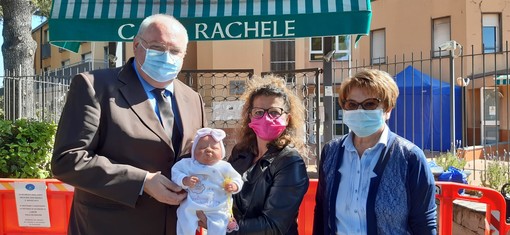 Vallecrosia: a Casa Rachele una bambola bebè per aiutare gli anziani con demenza e Alzheimer