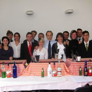 Sanremo: si è concluso oggi, con la prova finale davanti ai giudici, il corso per Barman della Confcommercio. Tutte le foto