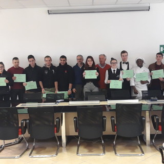 Imperia: consegnate le Borse di Studio al SEI – CPT Scuola Edile, Francesco Castellaro "Premiati non solo il profitto ma soprattutto l'impegno e la presenza scolastica" Imperia: consegnate le Borse di Studio al SEI – CPT Scuola Edile, Francesco Castellaro "Premiati non solo il profitto ma soprattutto l'impegno e la presenza scolastica"