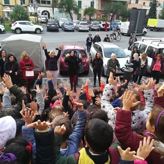 Bordighera: al Mercato Coperto si respira aria natalizia, grande successo per l'inaugurazione dell'albero con i bambini delle scuole (Foto e video) Bordighera: al Mercato Coperto si respira aria natalizia, grande successo per l'inaugurazione dell'albero con i bambini delle scuole (Foto e video)