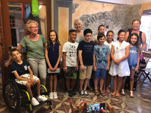 Vallebona: consegnate dal Sindaco Roberta Guglielmi le borse di studio agli studenti più meritevoli Vallebona: consegnate dal Sindaco Roberta Guglielmi le borse di studio agli studenti più meritevoli