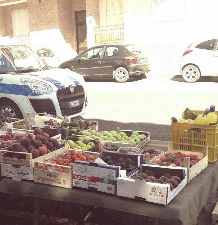Diano Marina: la Polizia Municipale denuncia il proprietario di un banco di frutta e verdura per non aver protetto la merce dai gas delle auto Diano Marina: la Polizia Municipale denuncia il proprietario di un banco di frutta e verdura per non aver protetto la merce dai gas delle auto