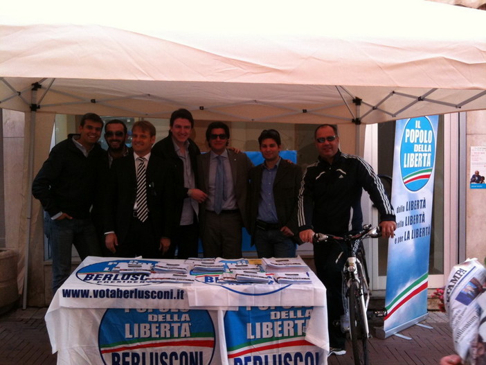 Imperia: Strescino e Scajola in strada coi giovani del Pdl "Facciamo conoscere quello che ha fatto il governo Berlusconi" Imperia: Strescino e Scajola in strada coi giovani del Pdl "Facciamo conoscere quello che ha fatto il governo Berlusconi"
