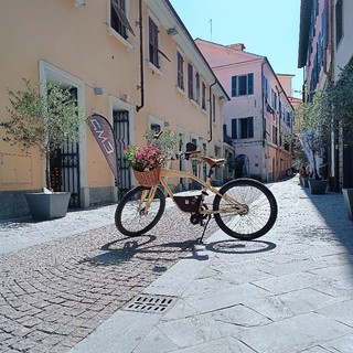 Imperia: fiori, biciclette, monopattini e pattini per l'inaugurazione del nuovo tratto di pista ciclabile