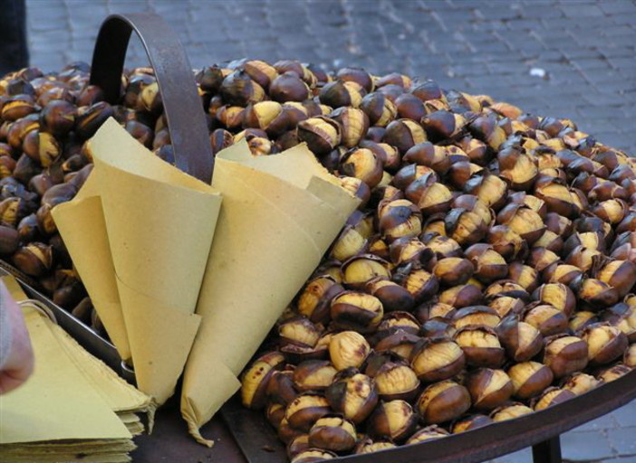 Sanremo: in autunno è anche tempo di caldarroste, il Comune assegna le postazioni per la vendita in città Sanremo: in autunno è anche tempo di caldarroste, il Comune assegna le postazioni per la vendita in città