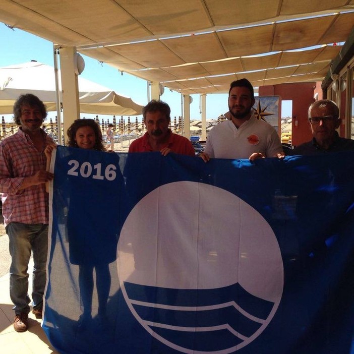 Santo Stefano al Mare: consegnate ufficialmente le bandiere blu agli stabilimenti balneari