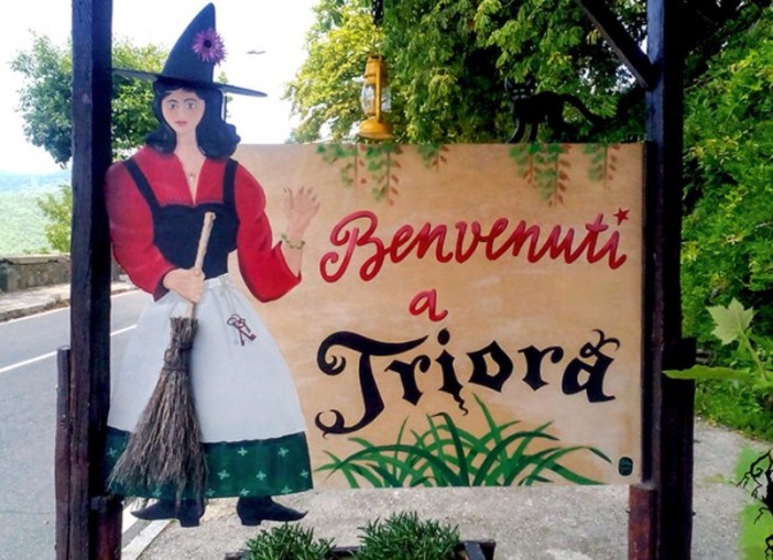 Triora: consegna ufficiale del programma relativo al "Festival del libro e degli scrittori liguri" al sindaco Triora: consegna ufficiale del programma relativo al "Festival del libro e degli scrittori liguri" al sindaco